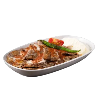 İskender Rindfleisch mit Joghurt und gegrillter Peperoni